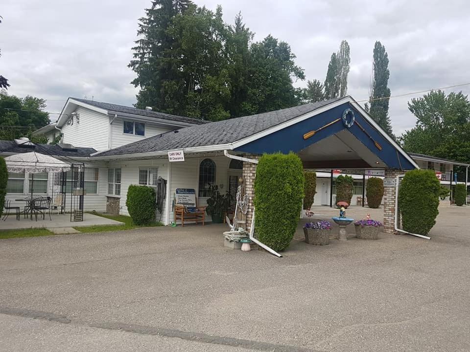 Anchor Riverfront Motel Sicamous Eksteriør billede