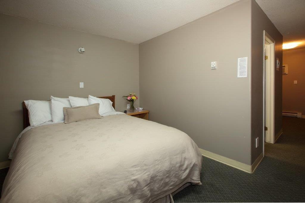 Anchor Riverfront Motel Sicamous Eksteriør billede