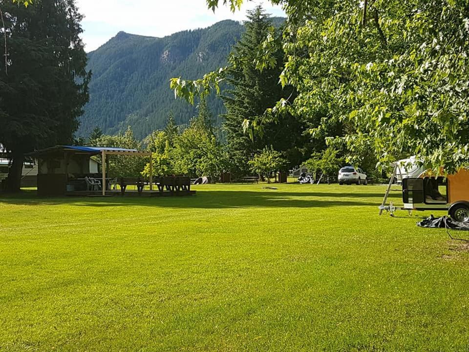 Anchor Riverfront Motel Sicamous Eksteriør billede