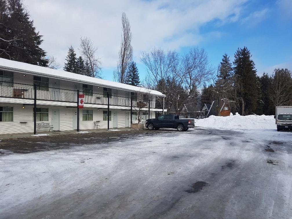 Anchor Riverfront Motel Sicamous Eksteriør billede