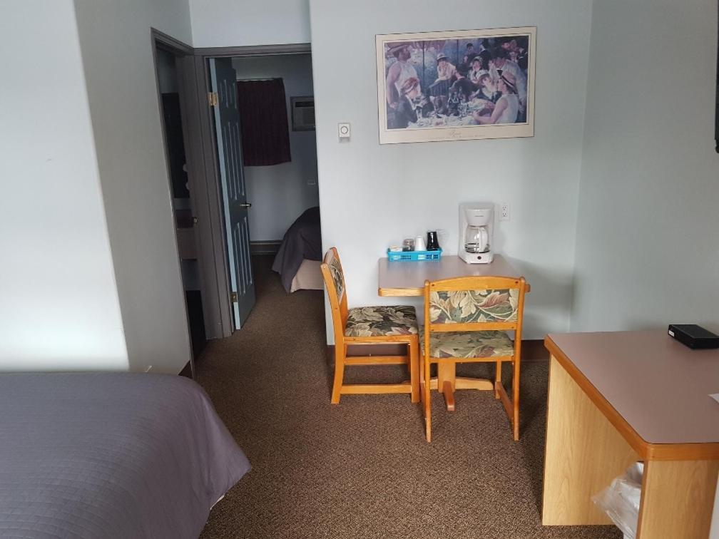 Anchor Riverfront Motel Sicamous Eksteriør billede