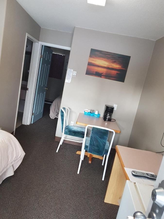 Anchor Riverfront Motel Sicamous Eksteriør billede