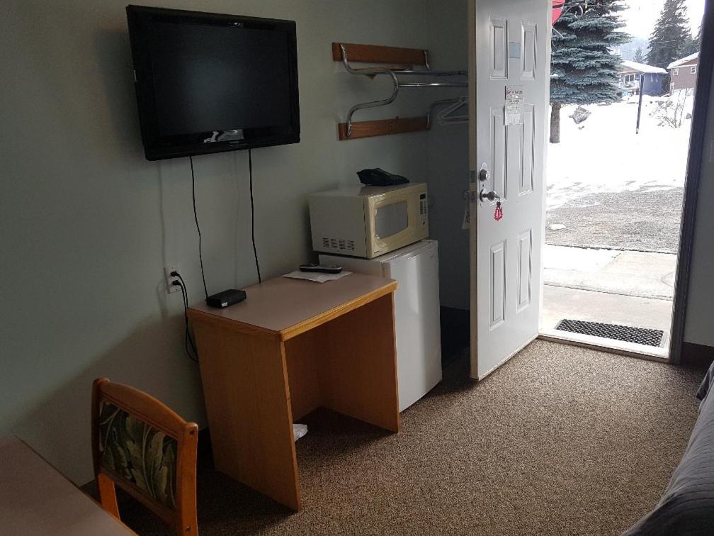 Anchor Riverfront Motel Sicamous Eksteriør billede